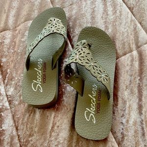 SKETCHERS size 8. YOGA FOAM thong sandals